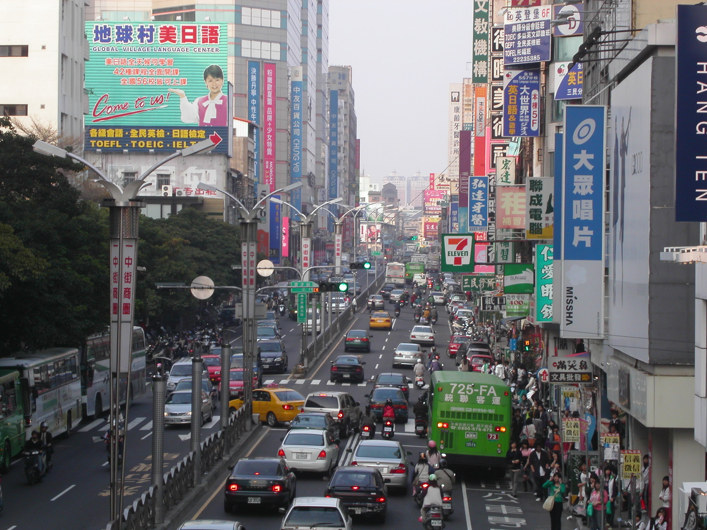 台中市の賑やかな三民路